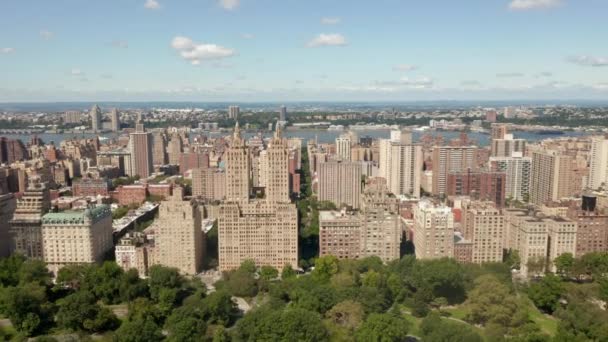 AERIAL: Hermosos edificios de la ciudad de Nueva York en el soleado día de verano — Vídeos de Stock