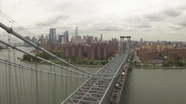 Vlucht over Williamsburg Bridge Manhattan met New York City Skyline op bewolkte dag — Stockvideo