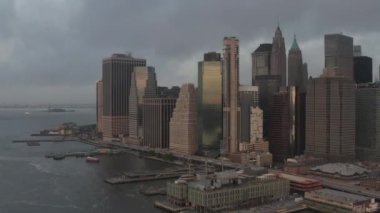 Manhattan 'ın sisli rıhtımına doğru uçuş New York City Skyline 