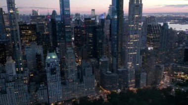Manhattan Skyline, New York 'ta Central Park' ta yanıp sönen şehir ışıklarıyla 