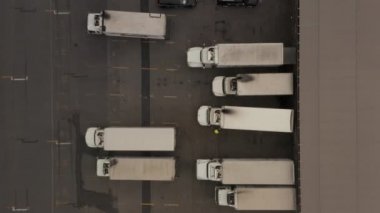 Kargo Kamyonu yükleme alanının sandık ve konteynırlarla kuşbakışı görüntüsü 