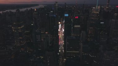 Manhattan İHA 'sı New York' ta Parlayan Şehir Işığıyla Gece Uçuşu 