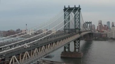 Doğu nehri ve New York City Skyline ile köprü. 