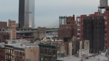 Köprünün altından geçen ambulansı izleyen kuşların görüntüsü