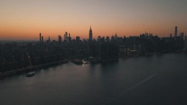 Manhattan 'a bakan East River' ın üzerinde New York City Skyline in Beautiful Dawn Sunset Light 