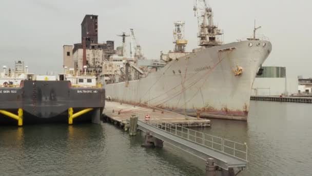 AERIAL: Twoards Docks Velho navio de carga enferrujado e armazém nas docas de Nova York em um dia cinzento nublado — Vídeo de Stock