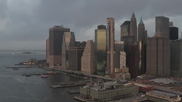 AERIAL: Voo em direção ao nevoeiro Pier of Manhattan New York City Skyline — Vídeo de Stock