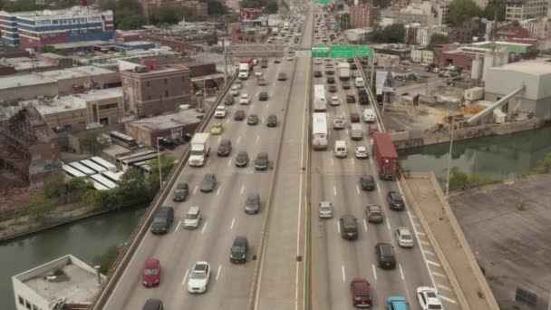 AERIAL: Nad autostradą Nowego Jorku z ruchliwym ruchem samochodowym w Szary dzień — Wideo stockowe
