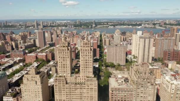 AERIAL: Krásné budovy New York City v slunečný letní den — Stock video