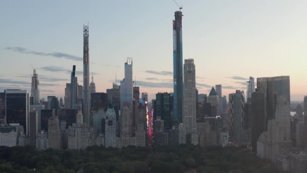 Pemandangan 7th Avenue Traffic and Times Square di atas New York City Central Park di Sunset dengan lampu-lampu kota — Stok Video