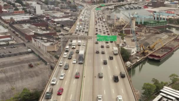 AERIAL: Över New York City Highway med livlig biltrafik på grå dag — Stockvideo