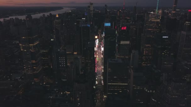 AERIAL: Manhattan Drone repülés éjszaka ragyogó City Light New York City — Stock videók