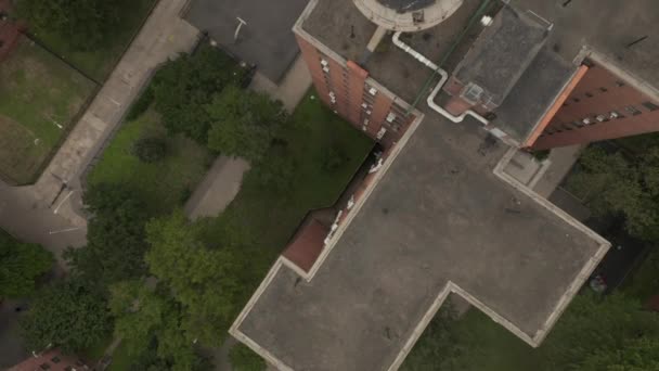 AERIAL: Birds View flight over typicall Apartamento en el barrio de Nueva York bulilding with garden, dark mood, Manhattan — Vídeos de Stock