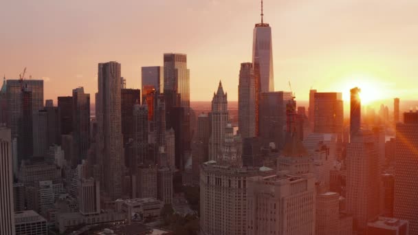 AERIAL:ニューヨークのマンハッタンスカイラインの美しい夕日の雰囲気美しい — ストック動画