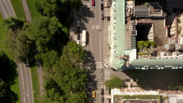 AERIAL: Vista de las Aves de la calle Nueva York en el parque central en el hermoso día soleado de verano — Vídeos de Stock