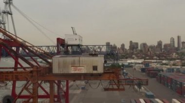 Bulutlu bir günde New York 'taki rıhtımlarda endüstriyel vinçleri kapatın. 