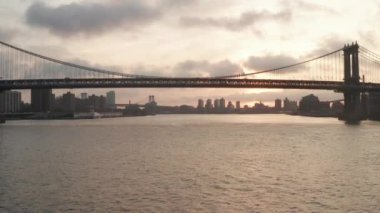 New York 'ta Sunrise' da Brooklyn Köprüsü 'nün altında uçuş 