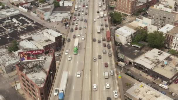 AERIAL: Sobre la autopista de la ciudad de Nueva York con tráfico de autos ocupado en el día gris — Vídeo de stock