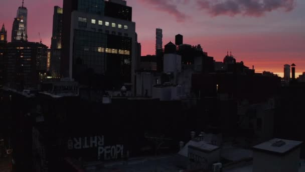 АРИАЛ: Манхэттен уличные огни и здания ночью — стоковое видео