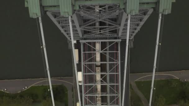 AERIAL: Close up Birds View flight over bridge with car traffic and Subway Train, Williamsburg Bridge, New York — Stockvideo