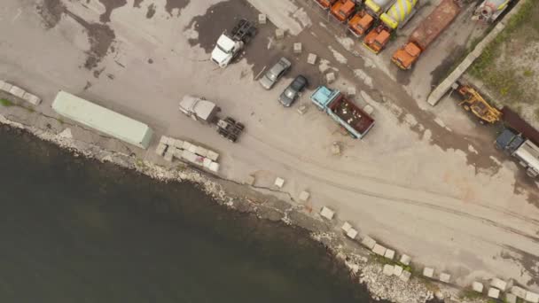 AÉRIAL : Suivre un camion cargo gris dans les docks de New York Jour gris nuageux — Video