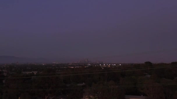 AERIAL: vidsträckt utsikt över centrala Los Angeles, Kalifornien Skyline från Culver City i skymningen, natt med lila himmel — Stockvideo