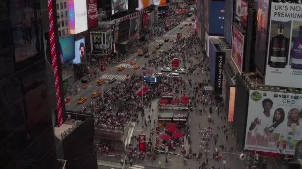 空気:ニューヨークのタイムズスクエア中心部の上空で人々の群衆と重い車の交通で昼光で飛行を閉じます — ストック動画