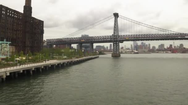 AERIAL:曇りの日にニューヨーク市のウィリアムズバーグ橋ブルックリン側へのフライト — ストック動画