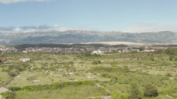 AERIAL: Vuelo sobre el desierto, tierra en Novalia, Croacia Naturaleza con cielo azul y sol — Vídeos de Stock