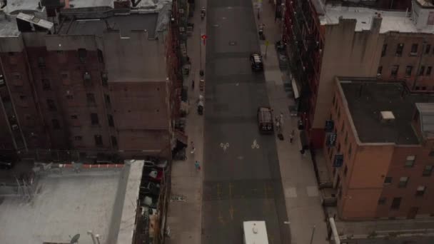 AERIAL: Pohled z ptačí perspektivy na čínskou čtvrť, ulice New York City — Stock video