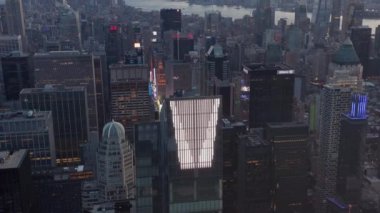 Sunset 'teki trafik ışıkları ve New York' un arka planındaki devasa enourmus New Manhattan gökdeleninin destansı görüntüsü. 