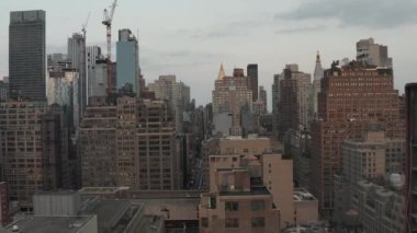Manhattan Gökdelen Kanyonu 'ndan New York City' ye alacakaranlıkta yoğun sokak lambaları.