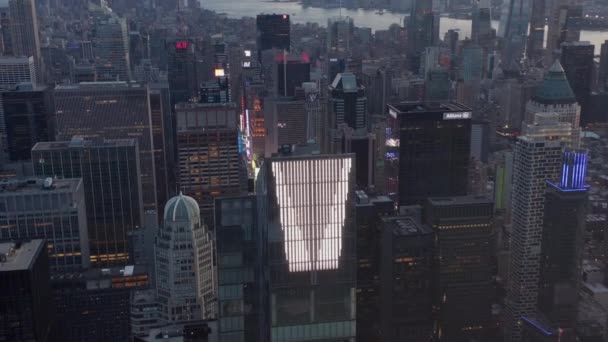 AERIAL: vedere epică a enourmus uriaș nou zgârie-nori Manhattan la Sunset cu semafor și fundal New York City — Videoclip de stoc