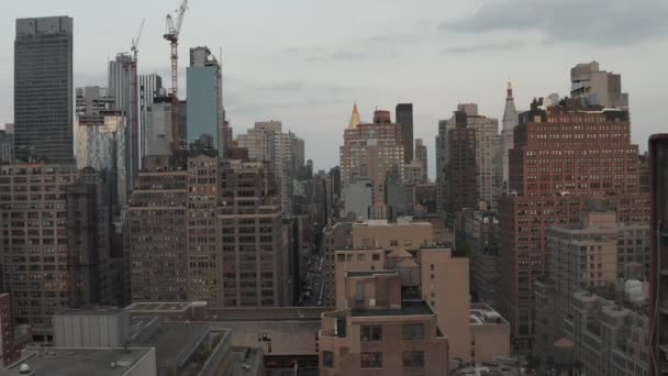 AERIAL: Vlucht door Manhattan Skyscraper canyon New York City drukke straatverlichting in de schemering — Stockvideo