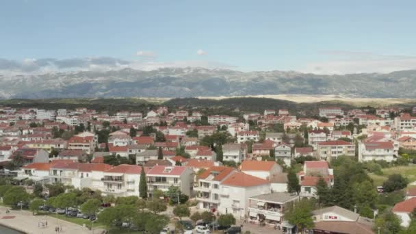 AERIAL: Vuelo sobre casas de vacaciones villas en Novalia, Croacia Naturaleza con cielo azul y sol — Vídeos de Stock