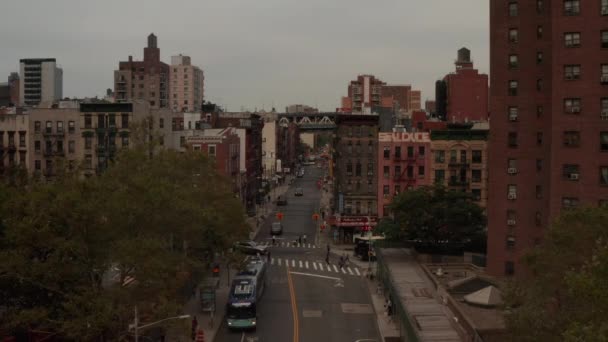 AERIAL: Voo baixo através de Manhattan, Nova York rua com ônibus parando em Chinatown , — Vídeo de Stock