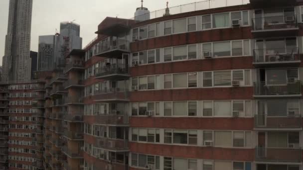 AERIAL: Close-up van het appartementencomplex in het centrum van New York City, Manhattan — Stockvideo