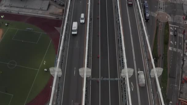 AERIAL: Fågelperspektiv på bro med biltrafik — Stockvideo