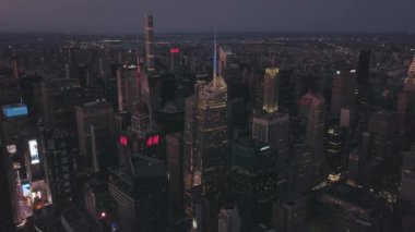 Manhattan İHA 'sı New York' ta Parlayan Şehir Işığıyla Gece Uçuşu 