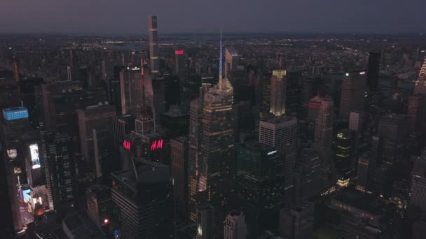 AERIAL: Vuelo en avión no tripulado de Manhattan por la noche con luz brillante de la ciudad de Nueva York — Vídeos de Stock