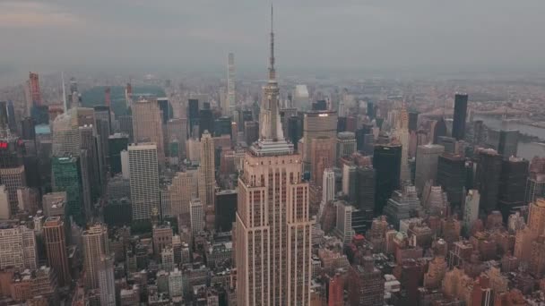 AERIAL: Großaufnahme des Empire State Building mit Midtown Manhattan, Times Square im Hintergrund im Morgengrauen, Sonnenuntergang — Stockvideo