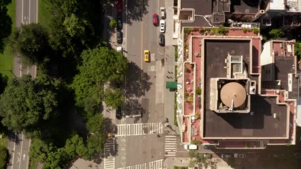 AÉRIAL : Birds View of New York City street at centrall park on beautiful sunny summer day — Video