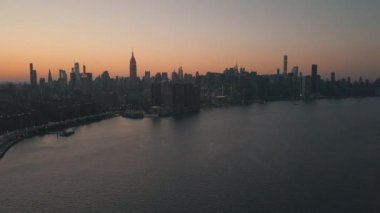 Manhattan 'a bakan East River' ın üzerinde New York City Skyline in Beautiful Dawn Sunset Light 