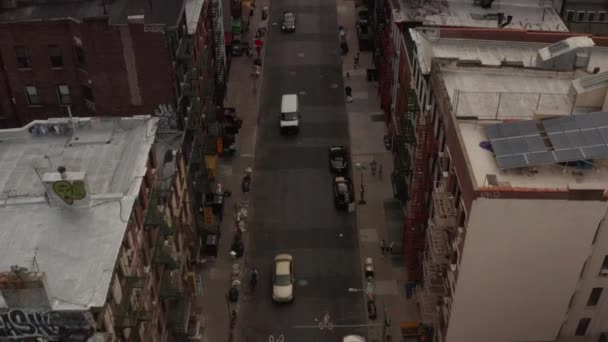 AERIAL: Vogels Gezicht op Chinatown, New York City straat — Stockvideo