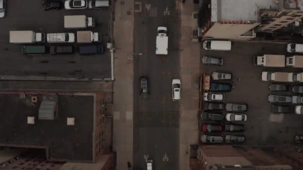 AERIAL: Vogelperspektive nach einem Krankenwagen, der unter einer Brücke fährt — Stockvideo