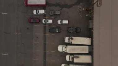 Birdseye Manzarası, kargo kamyonu yükleme alanında sandık, konteynır ve beyaz kamyondan inen adamı gösteriyor. 