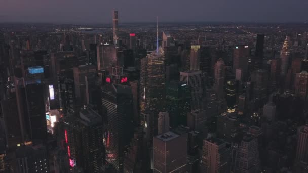 AERIAL: Vuelo en avión no tripulado de Manhattan por la noche con luz brillante de la ciudad de Nueva York — Vídeo de stock