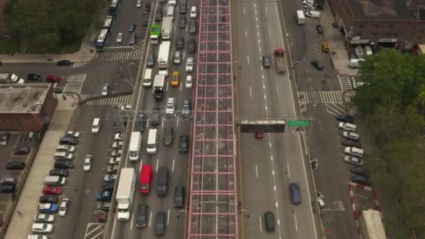 AERIAL: Birds View of bridge with heavy car traffic, Νέα Υόρκη — Αρχείο Βίντεο