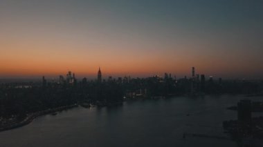 East River 'ın üzerinde Manhattan' ın New York şehrinin Skyline in Beautiful Dawn Sunset Orange Light 'ı var. 