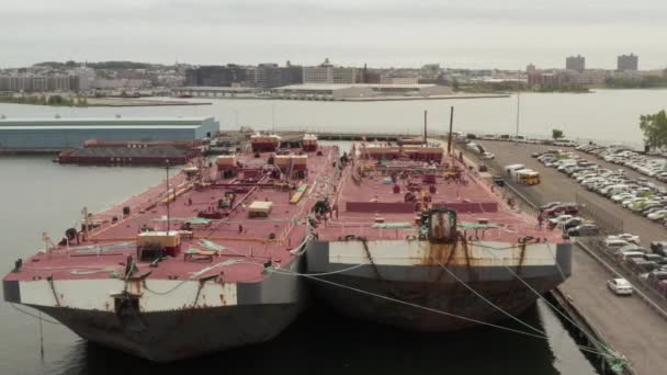AERIAL: Przemysłowy statek towarowy w dokach NYC w pochmurny dzień — Wideo stockowe